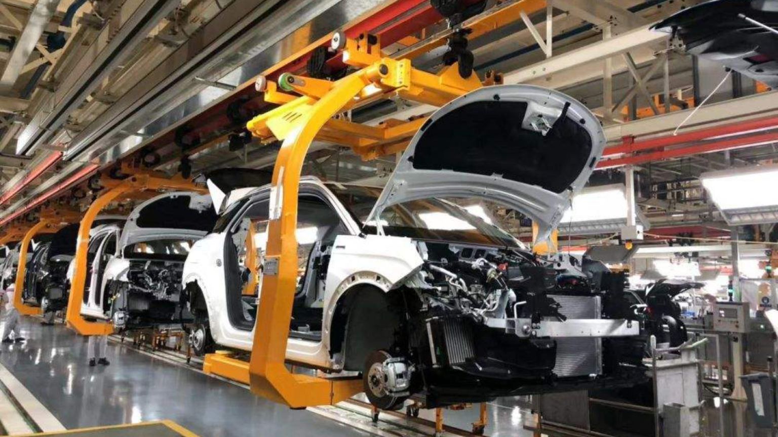 Producción de autos disminuye en abril y exportación va de picada