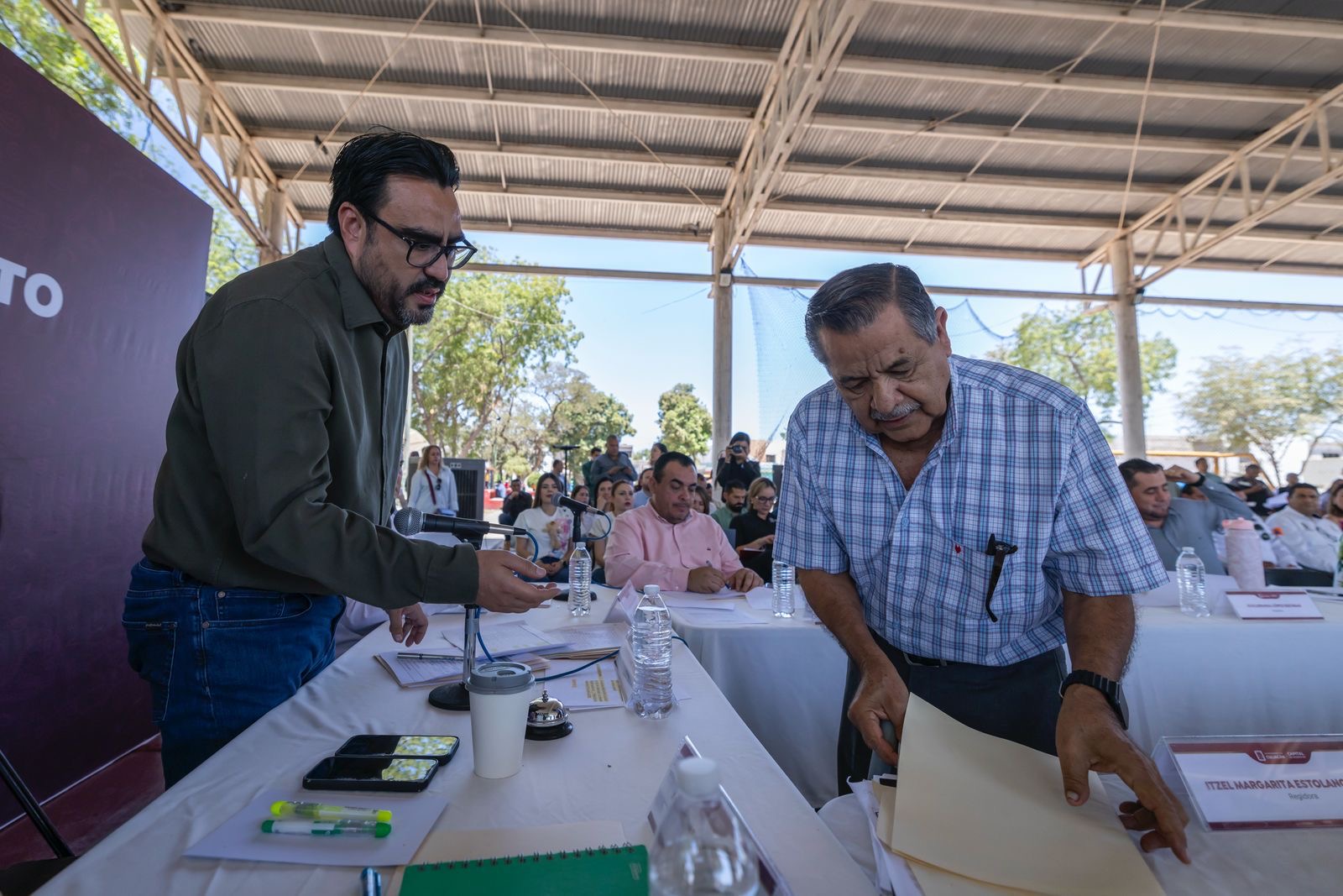 Atienden a la ciudadanía, durante la Sesión de Cabildo Abierto en Aguaruto