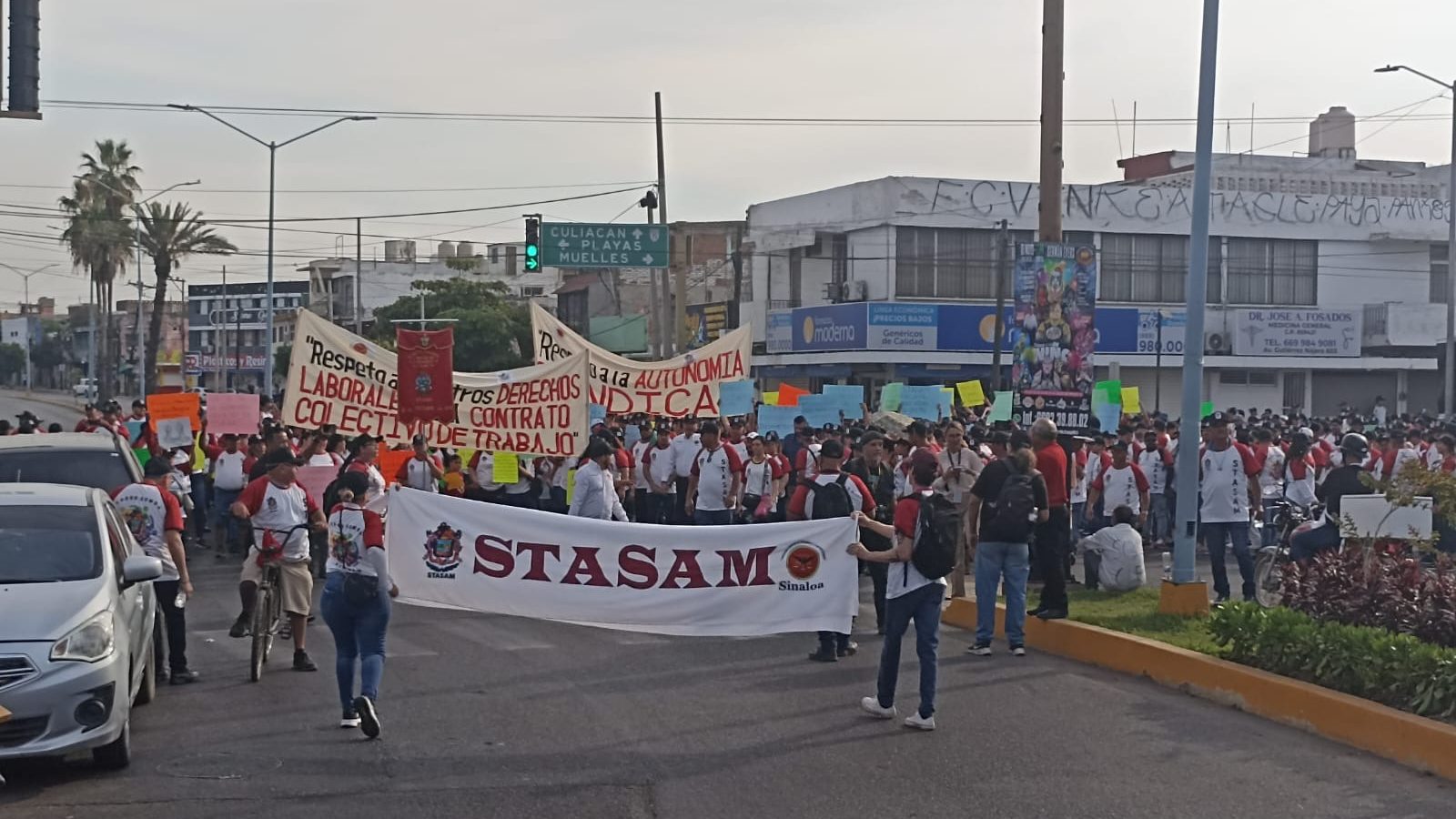 Piden respeto a sus derechos laborales, empleados municipales de Mazatlán durante el Día del Trabajo