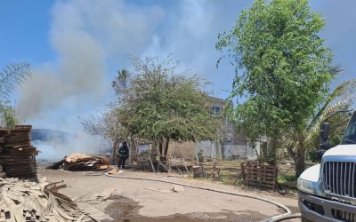 Se incendia bodega de cartón en Aguaruto