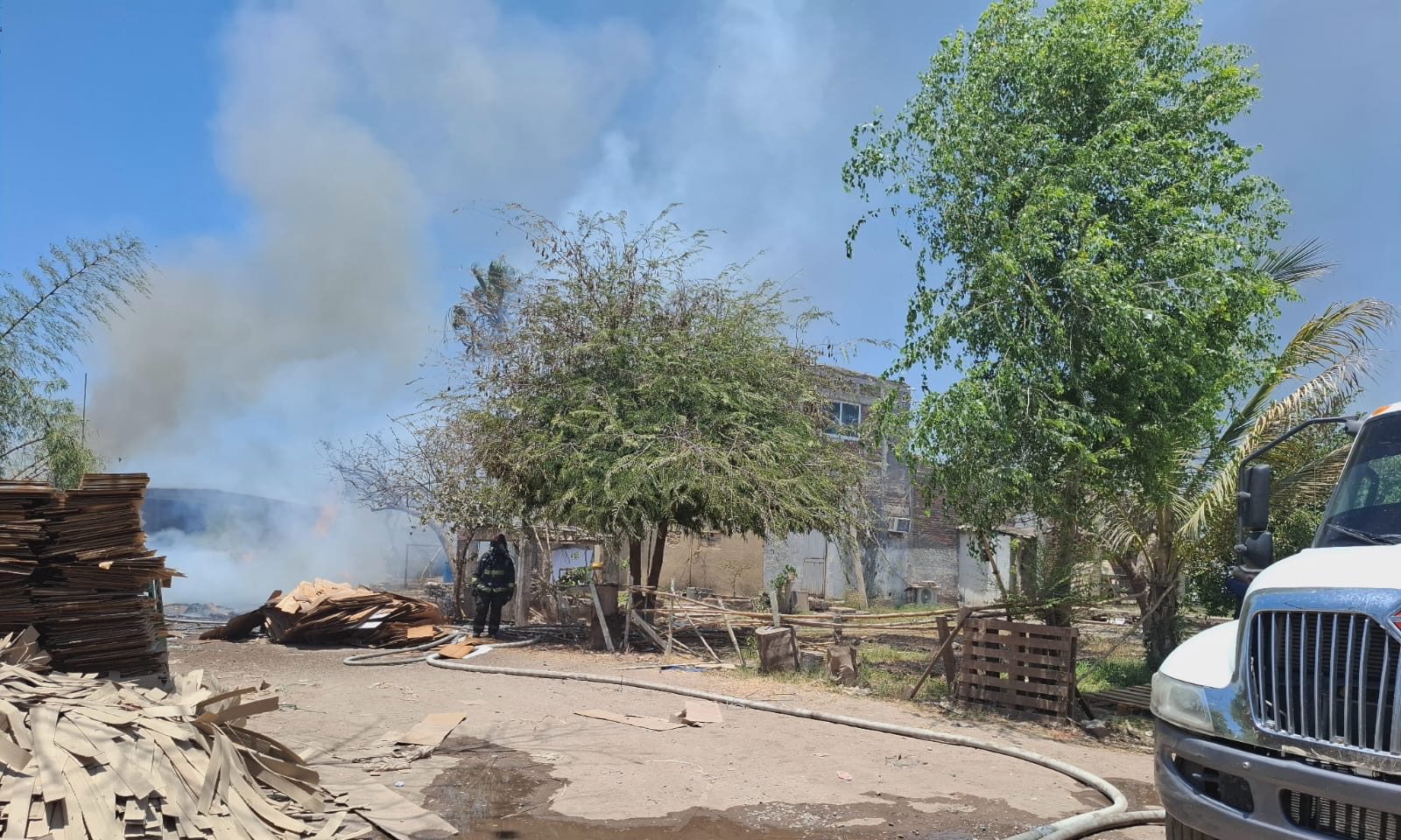 Se incendia bodega de cartón en Aguaruto