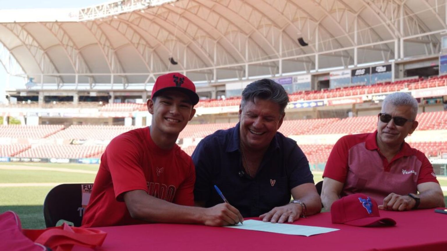 Joan Plasencia da el gran salto: Venados firma a su primera promesa del año