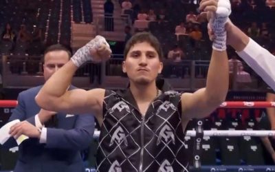 Gana el mazatleco, Marco Verde, su primera pelea profesional al noquear a su rival