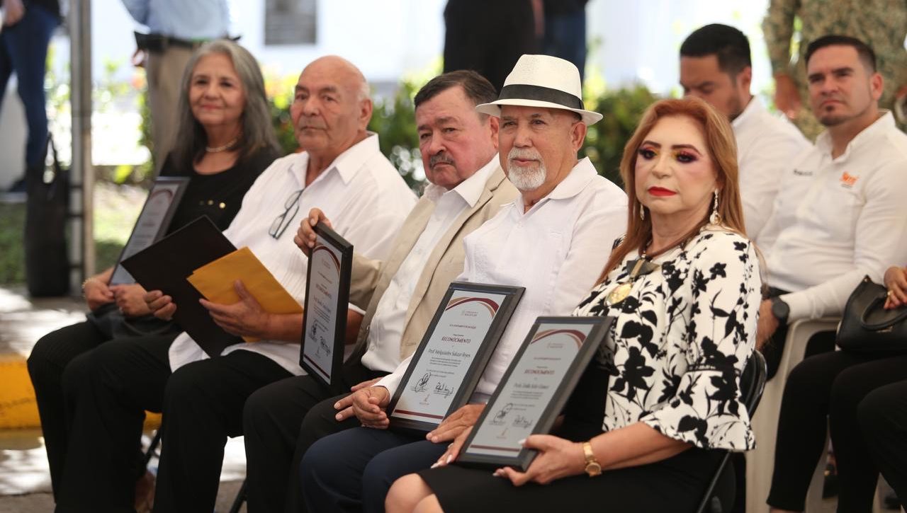 Reconocen a maestros y maestras por su entrega en la educación en Mazatlán
