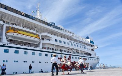 Al ritmo de la tambora fueron recibidos 500 turistas del Crucero Villa Vie Residente, en el Puerto de Topolobampo