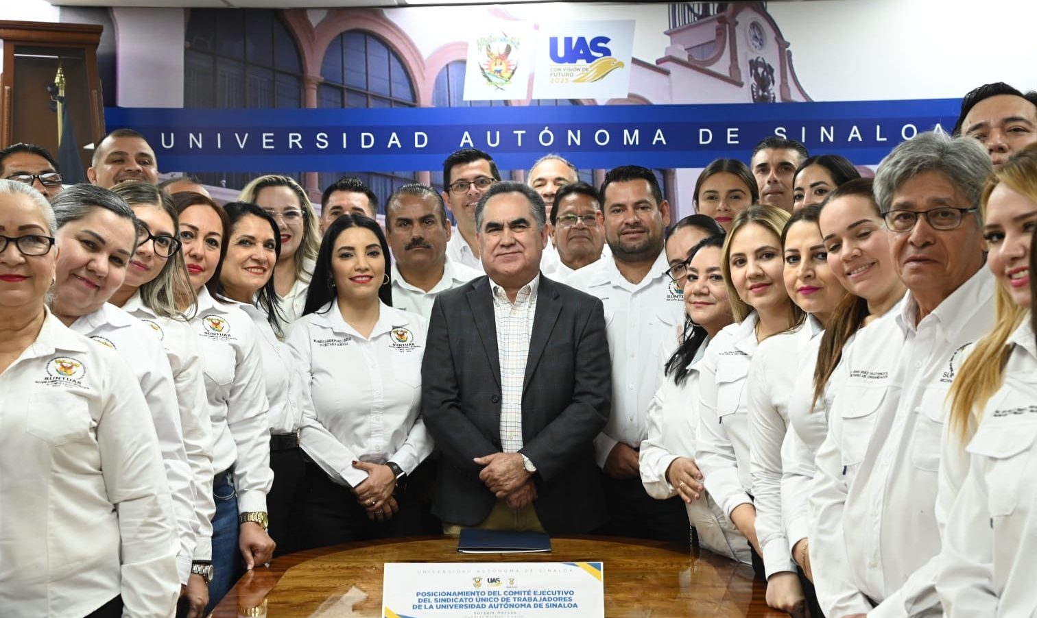En el marco del Día del Trabajo, el Rector, Jesús Madueña Molina, refrenda su compromiso y agradecimiento con la base trabajadora de la UAS