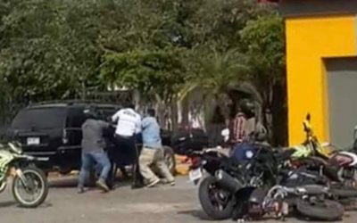 Motociclistas se ‘traman’ contra tránsitos y terminan en la cárcel!