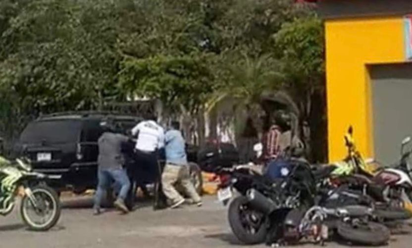 Motociclistas se ‘traman’ contra tránsitos y terminan en la cárcel!