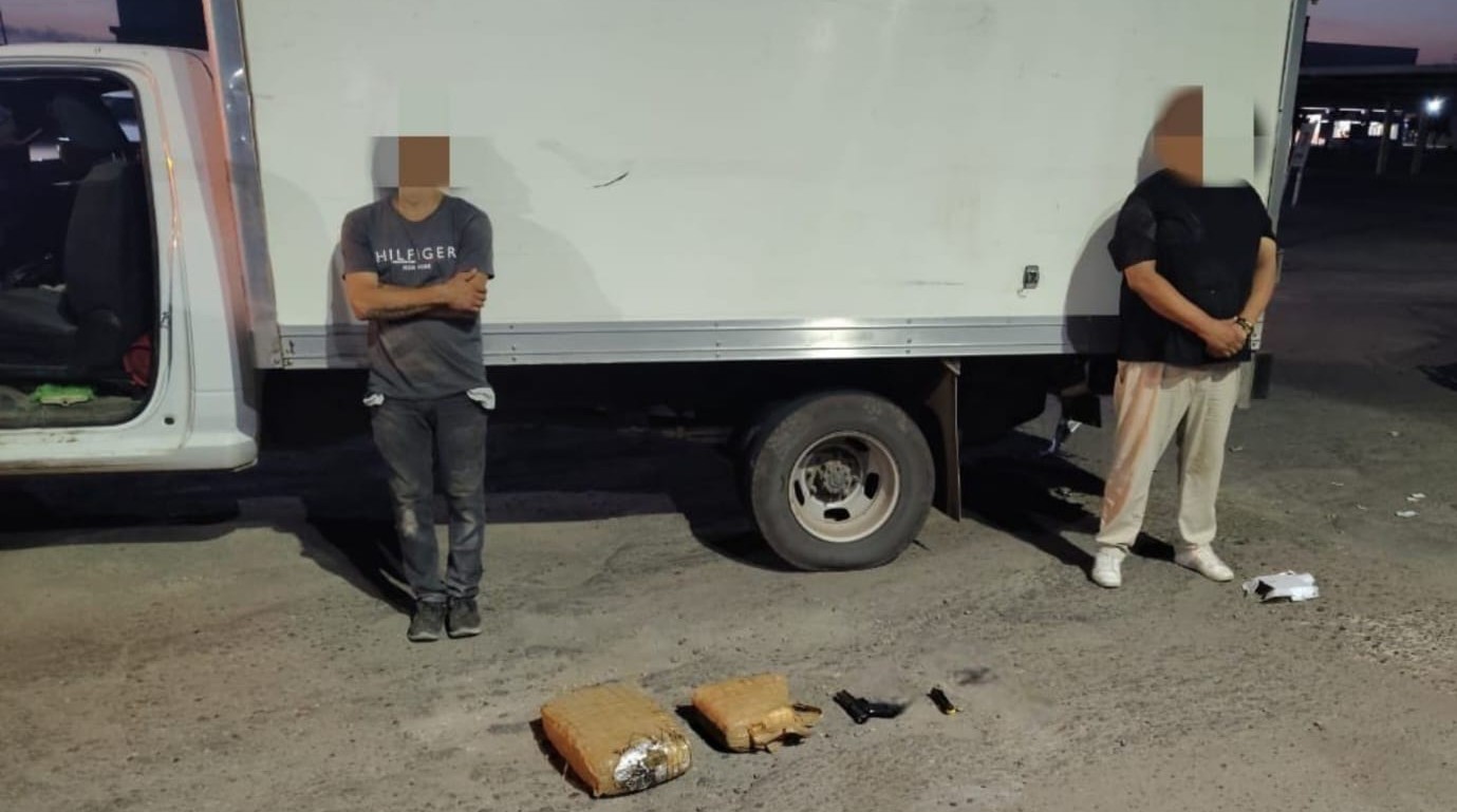 Caen dos en Mazatlán por dispararle a los marinos; les hallan un arma, ‘ponchallantas’ y droga