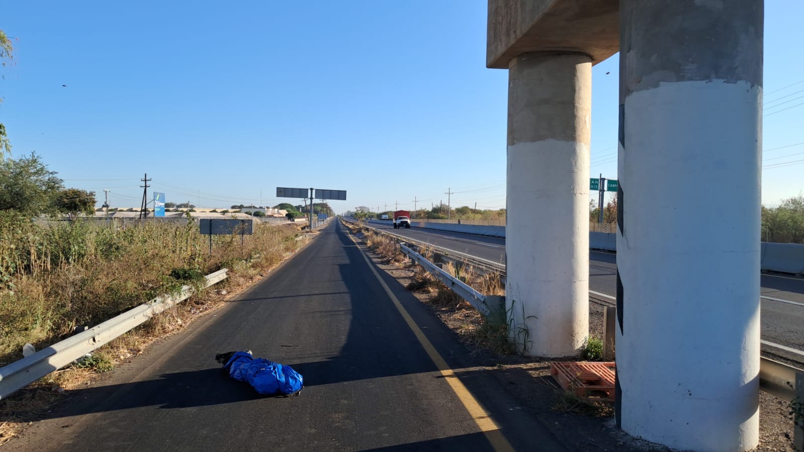 Encuentran una persona envuelto en una lona asesinado