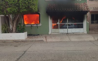 Incendio consume vivienda en la colonia Centro de Guasave; no se reportan heridos