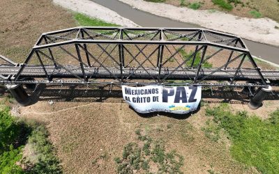 “Mexicanos al grito de paz” colocan gran manta por la paz en el puente Negro en Culiacán