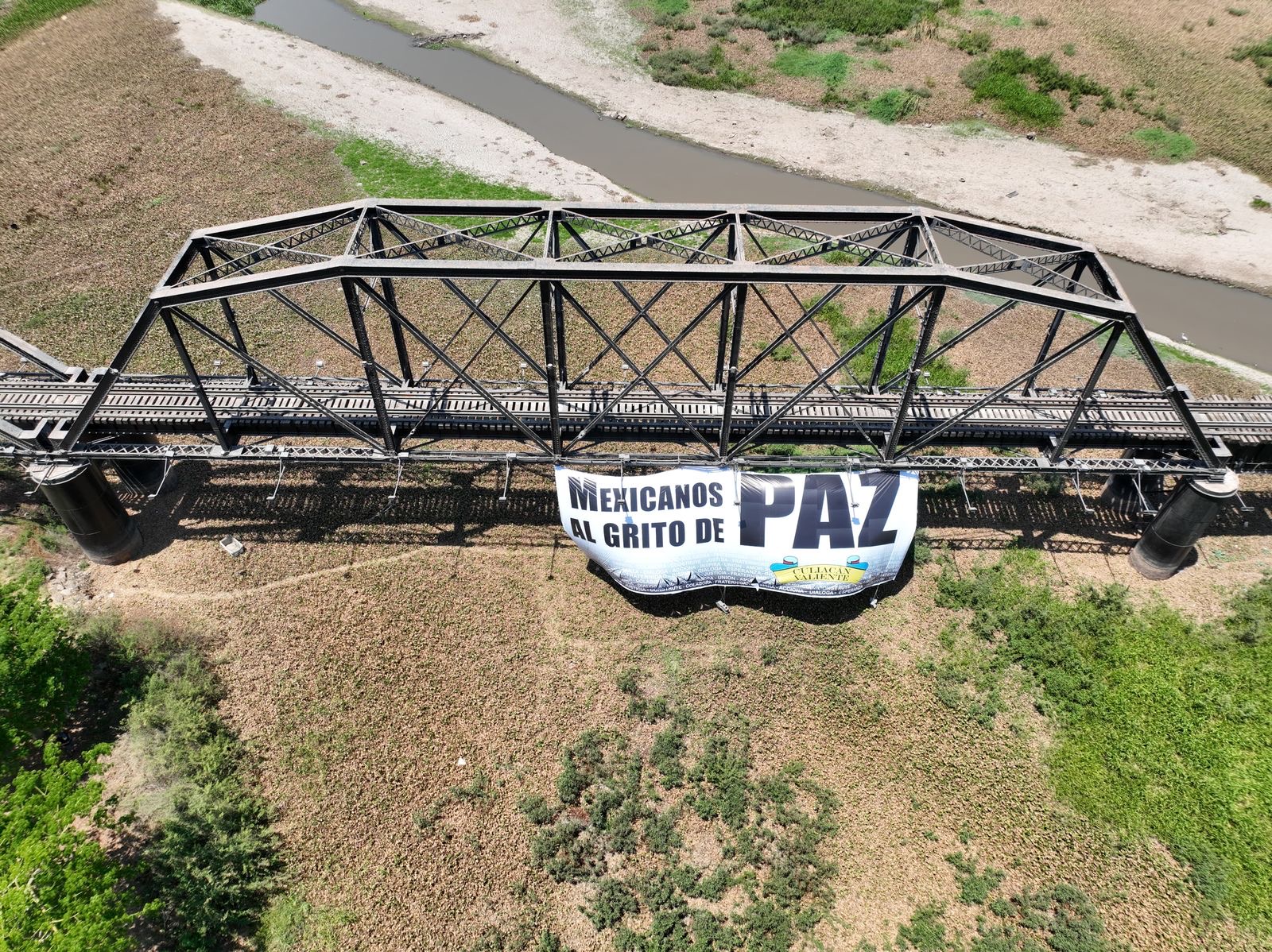 “Mexicanos al grito de paz” colocan gran manta por la paz en el puente Negro en Culiacán