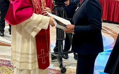 Secretaria de Gobernación entrega invitación al Papa; pontífice envía bendiciones a México y a Sheinbaum