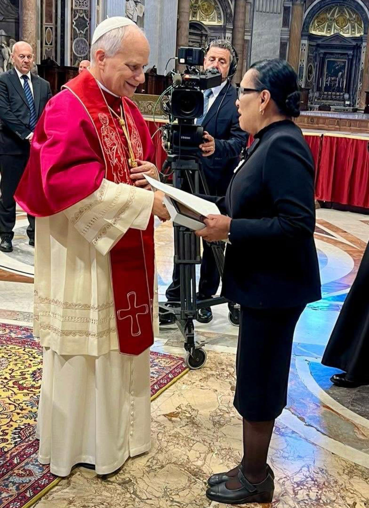Secretaria de Gobernación entrega invitación al Papa; pontífice envía bendiciones a México y a Sheinbaum