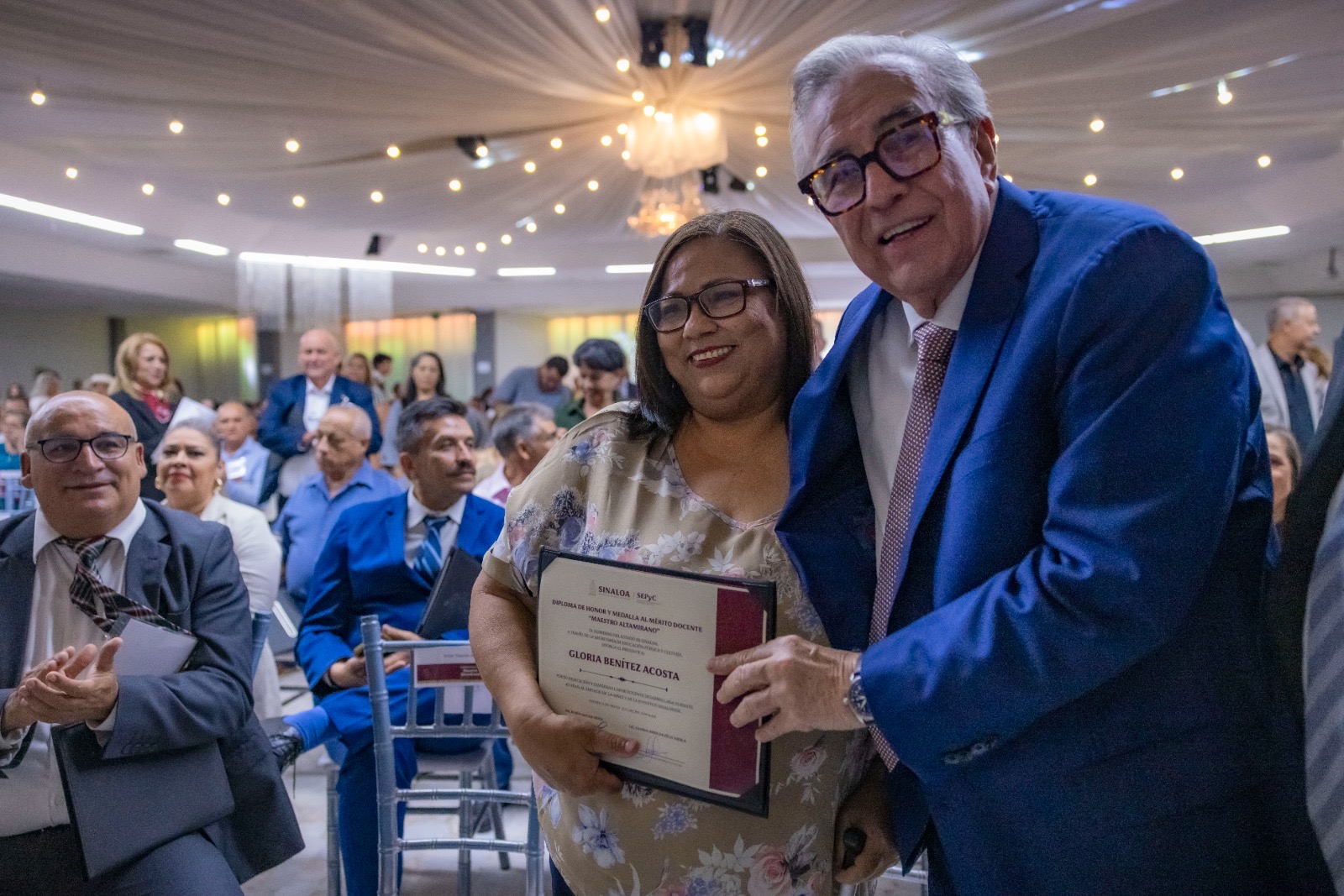 Destaca Rocha Moya que, en Sinaloa, su gobierno dignifica la labor magisterial mejorando salarios, certeza laboral y prestaciones