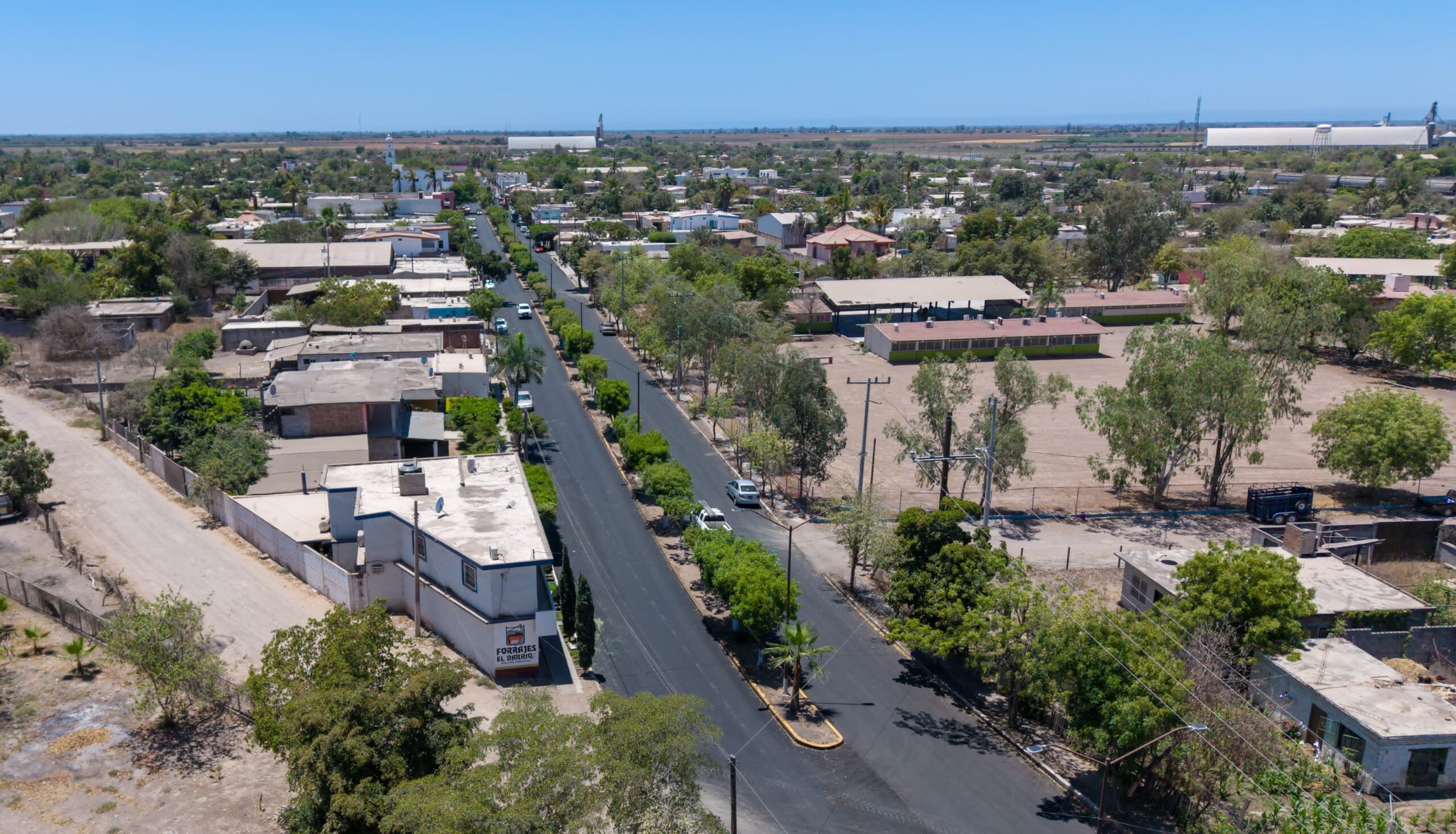 Mejoran vialidades en Pueblos Unidos con labores de reencarpetado.
