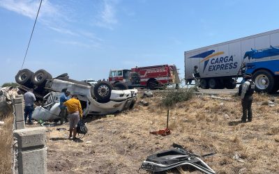 Un tráiler presenta volcadura en Maxipista