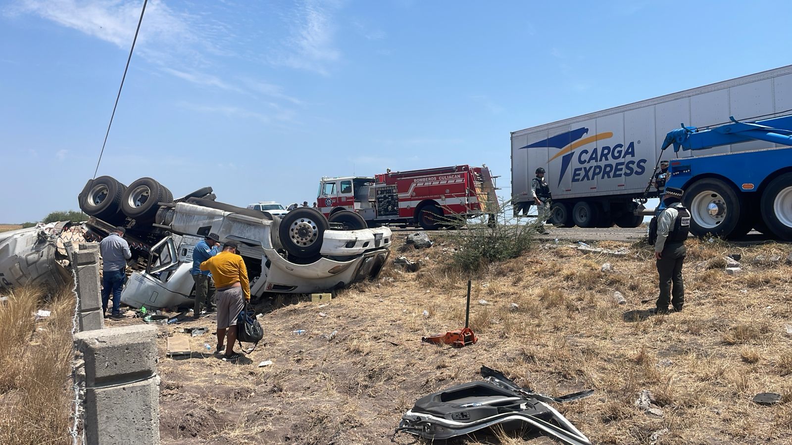 Un tráiler presenta volcadura en Maxipista