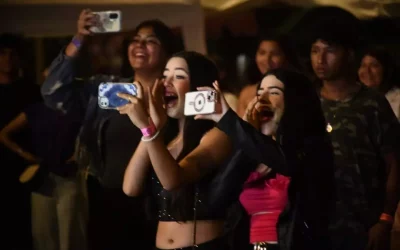 En Mazatlán celebran a los estudiantes a la orilla del mar